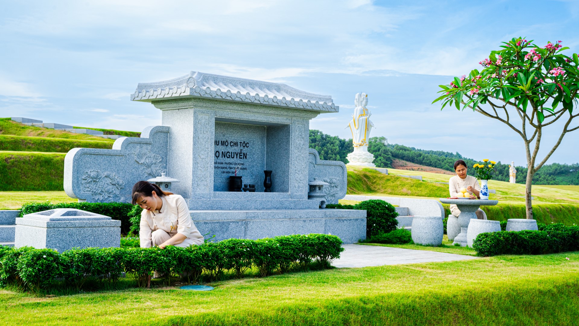 Hình ảnh chăm sóc mộ phần tại công viên nghĩa trang thiên đường Tuyên Quang